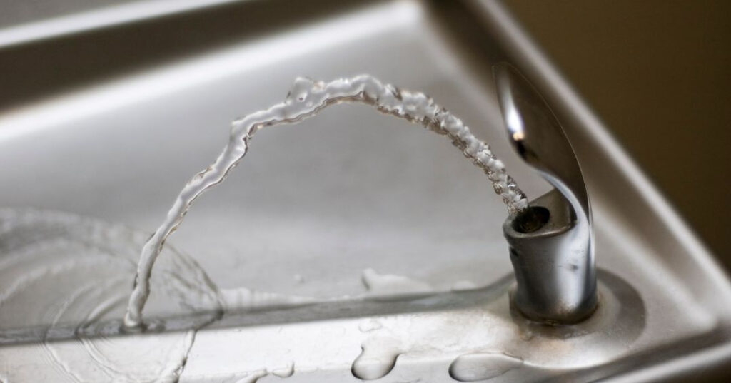 Conserto de Bebedouro em Londrina | Assistência Perto de Mim vazamento de agua no bebedouro